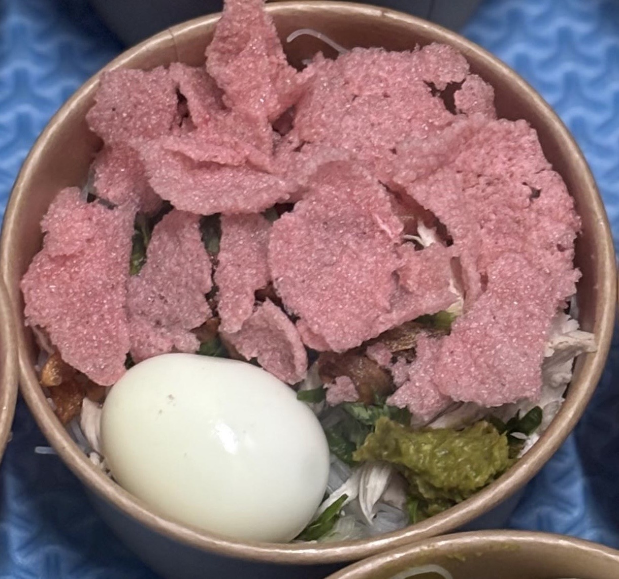 Mie Sop Medan Kedai Jabutta dengan telur rebus, ayam suwir, sambal hijau, dan kerupuk pink